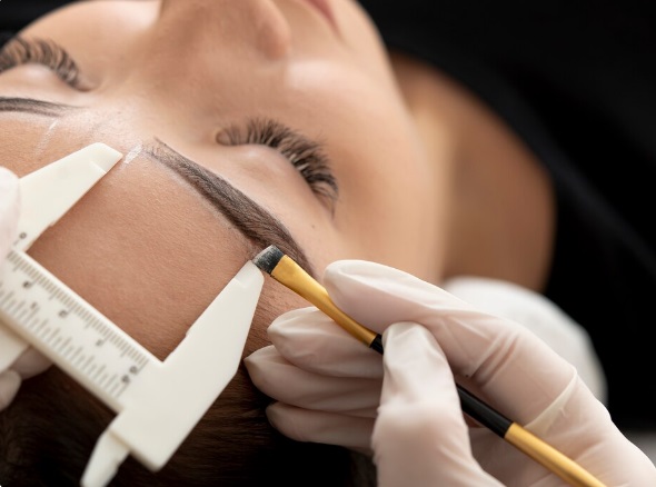 Design de sobrancelhas com rena